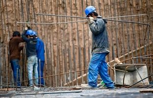  کف و سقف عیدی کارگران در سال ۱۴۰۳ چقدر است؟ 