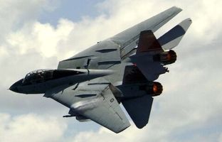 صحنه زیبای بسته شدن بال‌های جنگنده F14 نیروی هوایی ارتش در اوج پرواز + ویدئو