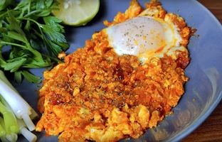طرز پخت یک املت آلمانی متفاوت با پیاز، گوجه و تخم مرغ + ویدئو