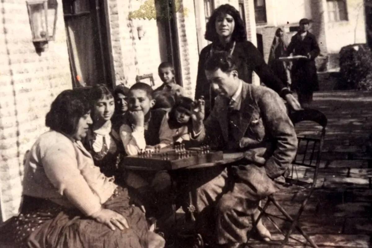 شطرنج بازی توران الدوله نوه ناصرالدین شاه + تصویر