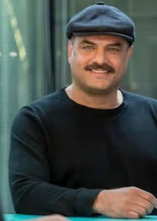  برکه درخشانی در آغوش گرم پدرش سام درخشانی 