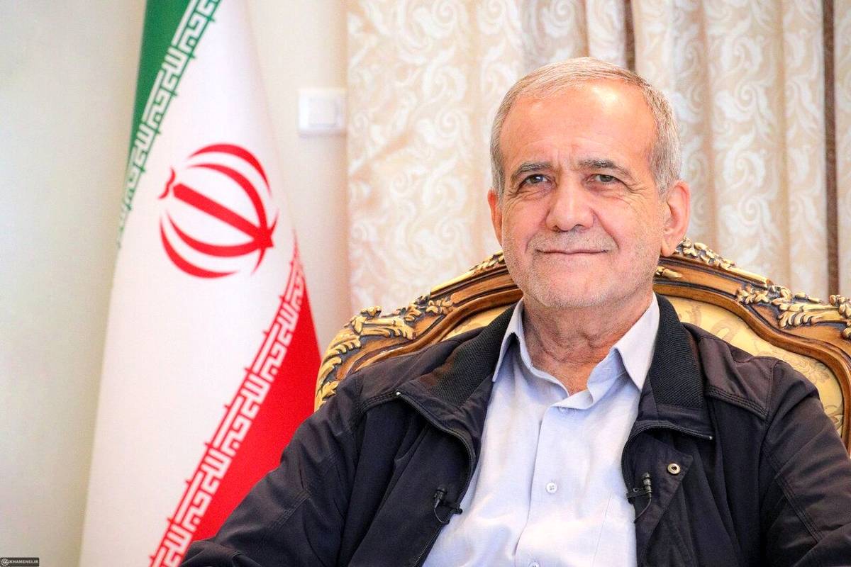مسعود پزشکیان در پنجسالگی، کنار پدر و مادرش