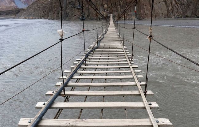 شور و هیجان عبور از خطرناک‌ترین پل معلق جهان + ویدئو