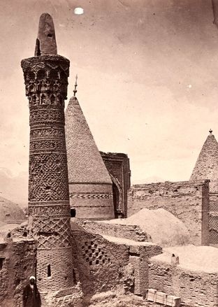 عکسی نادر از آرامگاه بایزید بسطامی در دوره قاجار